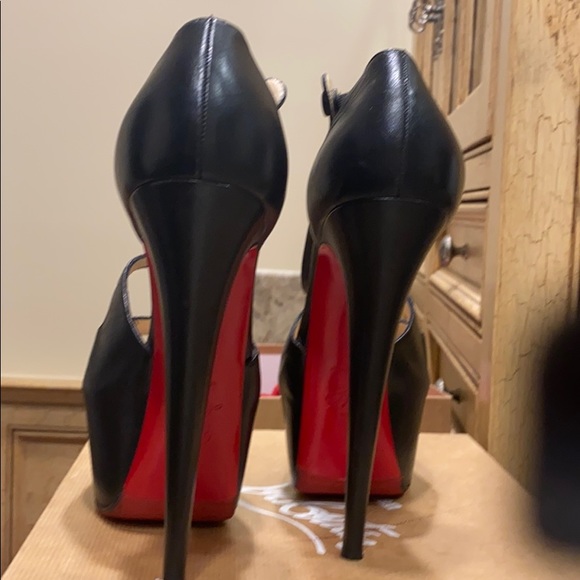 Christian Louboutin - Picture 2 of 6
